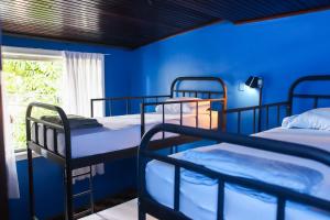 מיטה או מיטות קומותיים בחדר ב-ÔVibe Party Hostel