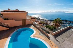 a resort with a swimming pool and a view of the ocean at Balcón del Atlántico in Santiago del Teide