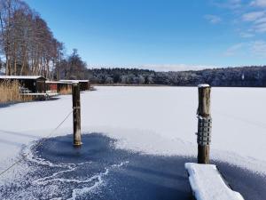 ein gefrorener See mit einem Seil an zwei Polen in der Unterkunft Gasthof & Hotel Heidekrug in Plau am See