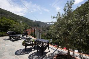 un patio con mesas y sillas y vistas a un puente. en un posto al sole, en Molino Nuovo