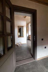 une porte ouverte menant à une chambre avec couloir dans l'établissement Vija apartment Kuldīga, à Kuldīga