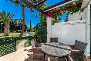 Bazén v ubytovaní Townhouse at Los Naranjos GC alebo v jeho blízkosti