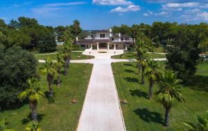 una vista aérea de una casa con palmeras en Villa Lena Puglia, en Oria