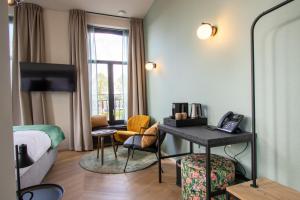 een hotelkamer met een bed en een bureau bij Hotel van der Meer in Dokkum