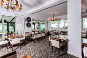 Restaurace v ubytování Alcest z widokiem na morze, basenem,