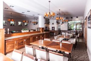 Restaurace v ubytování Alcest z widokiem na morze, basenem,