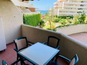 d'une table et de chaises sur un balcon avec vue sur l'océan. dans l'établissement BENALBEACH GARDEN, à Benalmádena