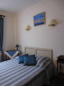 Gulta vai gultas numurā naktsmītnē Hotel Belle Vue