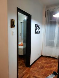 pasillo con espejo en una habitación con cama en CopaRio próximo ao Palco do Show da Madonna, en Río de Janeiro