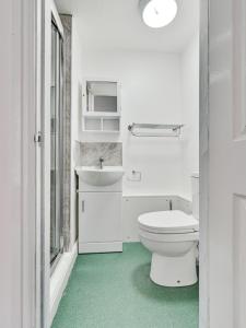 A bathroom at Albert View Rooms