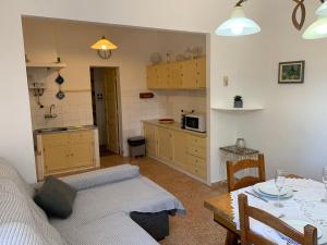 une chambre avec une cuisine et une table avec une table sidx sidx sidx dans l'établissement Casa Fagundes com 3 Quartos, à Sagres
