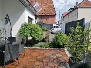 um pátio com cadeiras e um guarda-sol num quintal em Ferienwohnung Resit 2 em Steinhude