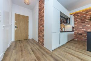 Kuchyňa alebo kuchynka v ubytovaní Pomorskie Apartamenty Bernadowska Silver