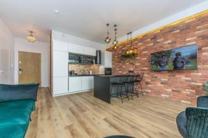 Kuchyňa alebo kuchynka v ubytovaní Pomorskie Apartamenty Bernadowska Silver