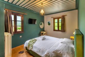 Postel nebo postele na pokoji v ubytování Zissis Hotel