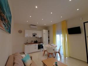 Kuchyň nebo kuchyňský kout v ubytování Sea Pleasure Apartment