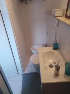 シラクーサにあるCasa del roncoのバスルーム(洗面台、トイレ付)