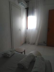 シラクーサにあるCasa del roncoのベッドルーム1室(ベッド1台、椅子2脚、窓付)