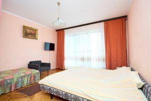 - une chambre avec un lit et une fenêtre dans l'établissement Apartmani Stanojevic Sokobanja, à Sokobanja