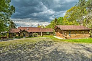 ベッドフォードにあるBedford House on 1 Acre with Deck, Views!のギャラリーの写真