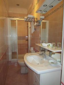 Vannas istaba naktsmītnē Hotel Belle Vue