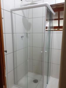 una doccia con una porta in vetro in un bagno di Sítio da Dinda - Campos do Jordão a Rosas