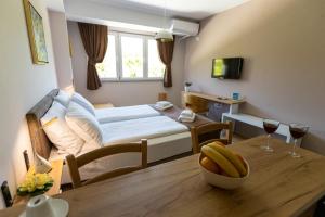 una camera con un letto e un tavolo con un cesto di frutta di Kate Central Apartments a Ohrid