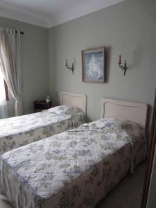 Gulta vai gultas numurā naktsmītnē Hotel Belle Vue