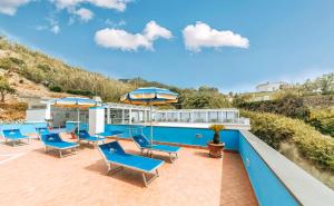 Bazén v ubytování Hotel Cava Dell'Isola nebo v jeho okolí
