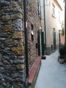um edifício de pedra com um poste ao lado de uma rua em Casa Ida em Monte Marcello