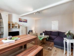 ein Wohnzimmer mit einem Sofa und einem Tisch in der Unterkunft Cosy flat in Niepars with garden in Niepars