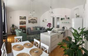 Kuchyň nebo kuchyňský kout v ubytování Forst-Ház Apartman