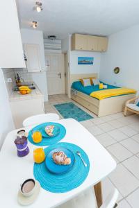 Postel nebo postele na pokoji v ubytování Studio Blue Boat Rovinj