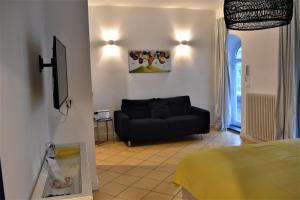 ein Wohnzimmer mit einer schwarzen Couch in einem Zimmer in der Unterkunft Lemon Suite in Neapel