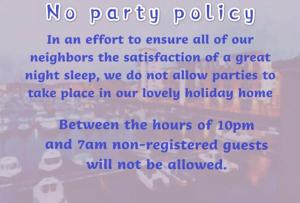 Un signe qui dit qu'il n'y a pas de politique de fête dans un effort pour garantir à tous nos voisins dans l'établissement Waterfront Villa Marina SA1 Swansea, à Swansea