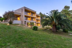 Galeriebild der Unterkunft Forest Resort Suites Skiathos in Troulos