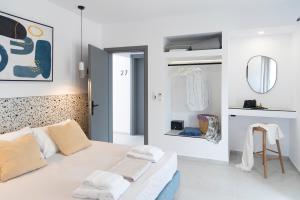 A bed or beds in a room at Seaside Suites