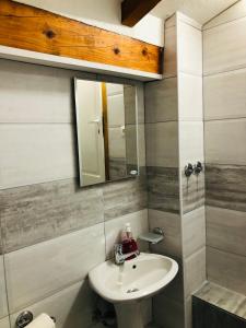 La salle de bains est pourvue d'un lavabo et d'un miroir. dans l'établissement Sunset House, à Ohrid