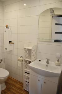 Kúpeľňa v ubytovaní Domki na Wzgórzu - Rospuda - Domek z sauną