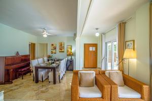 ein Wohnzimmer mit Sofa und Tisch in der Unterkunft Villa Hera-The infinity blue in Nisaki