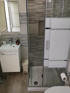 La salle de bains est pourvue d'une douche et d'un lavabo. dans l'établissement Zisa Home ai Cantieri Culturali, à Palerme