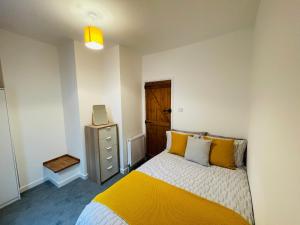 sypialnia z łóżkiem i telewizorem w obiekcie New North House by Staytor Accommodation w mieście Exeter