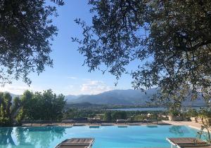 una gran piscina con montañas en el fondo en Villa Elena appartamento in villa, en Montinelle