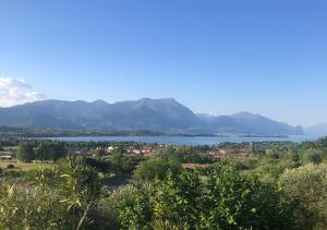 Blick auf die Stadt und einen Wasserkörper in der Unterkunft Villa Elena appartamento in villa in Montinelle