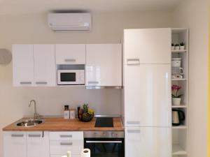 Kuchyň nebo kuchyňský kout v ubytování Sea Pleasure Apartment