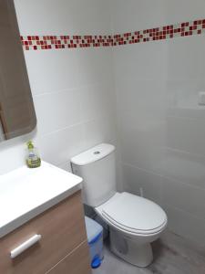 bagno bianco con servizi igienici e lavandino di Maison de pêcheur idéalement située. a Le Tréport
