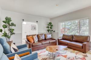 uma sala de estar com sofás de couro e uma mesa em Captains Quarters Retreat em Zephyr Cove