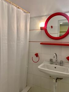 Koupelna v ubytování Costas Rooms