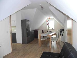 a dining room and kitchen with a table and chairs at Ferienwohnungen am Unstrutwehr in Freyburg +12 photos