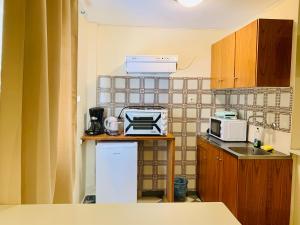 Kuchyň nebo kuchyňský kout v ubytování Costas Rooms